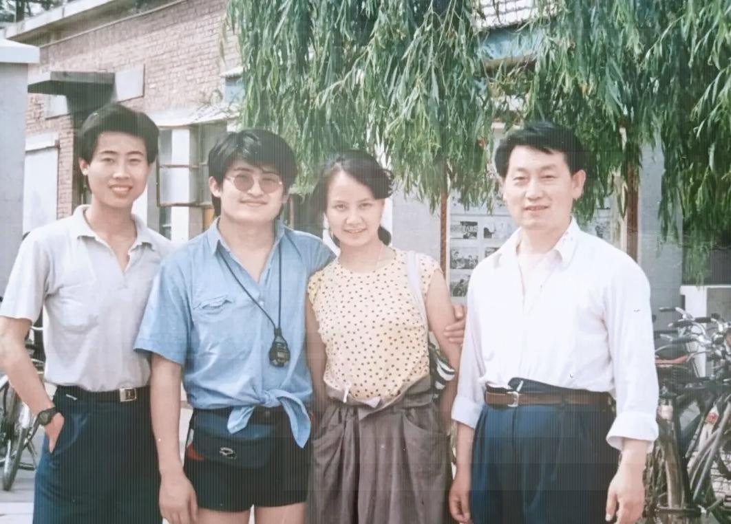 这张1988年的老照片，记录下刘欢与卢璐新婚不久的模样。照片里的刘欢一身休闲打扮