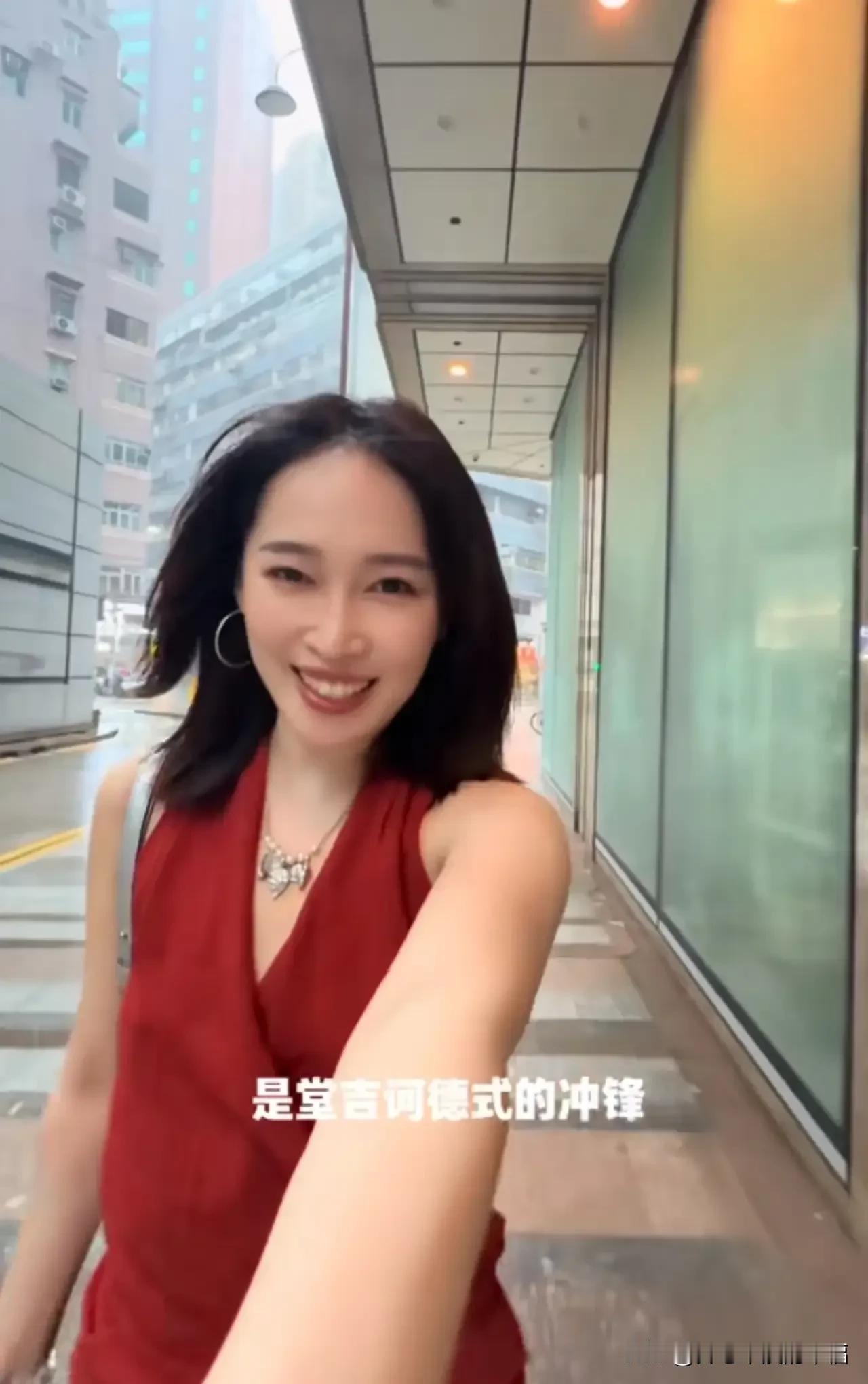 YOYO的老公也要去香港上大学了，港大？香港大学很难考的，东方甄选有那么多港
