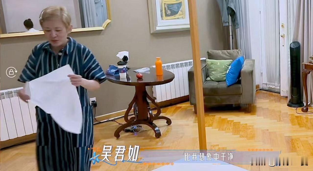 原来吴君如也有洁癖啊！节目中吴君如在入住后，拿出一次性的枕套，还给了樱桃一个，她