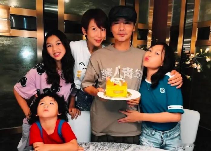 连基因都偏心蔡少芬，三个娃有两个和她一个模子，张晋没啥参与感