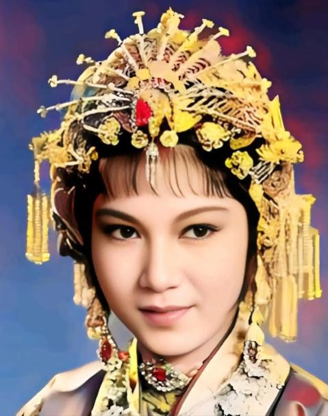 评剧皇后新凤霞做梦都没想到，毁掉她一辈子的，竟是她亲手拉拔起来的“恩徒”。2