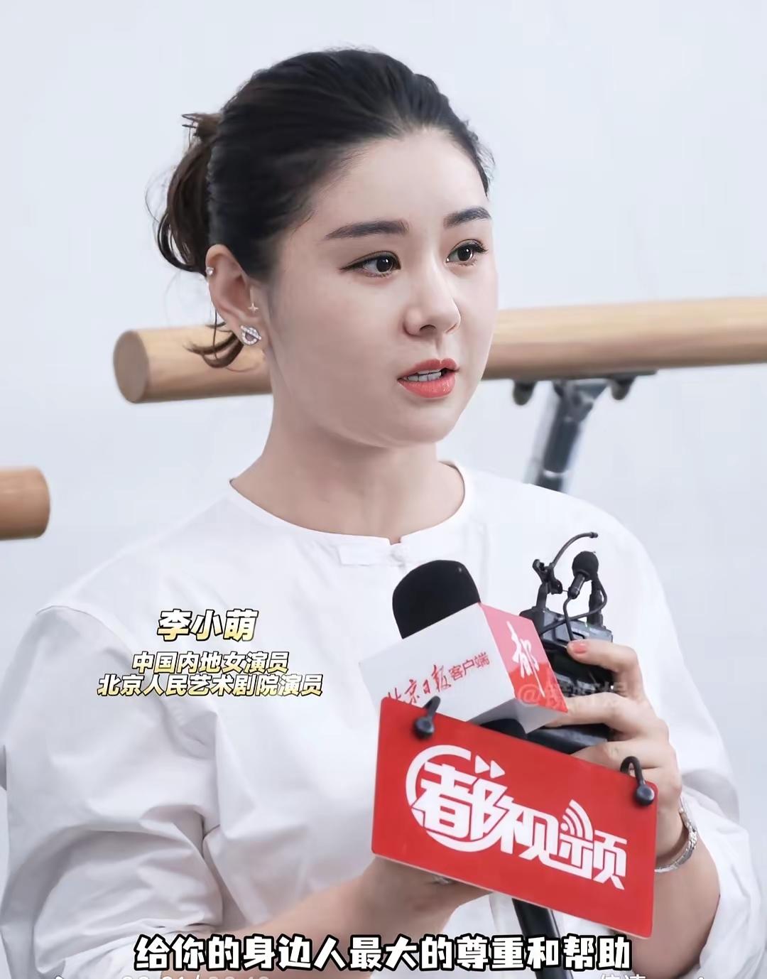 好奇怪…镜头里她好胖但是镜头下她很好呀不胖不瘦刚刚好看来女演员真的不能胖