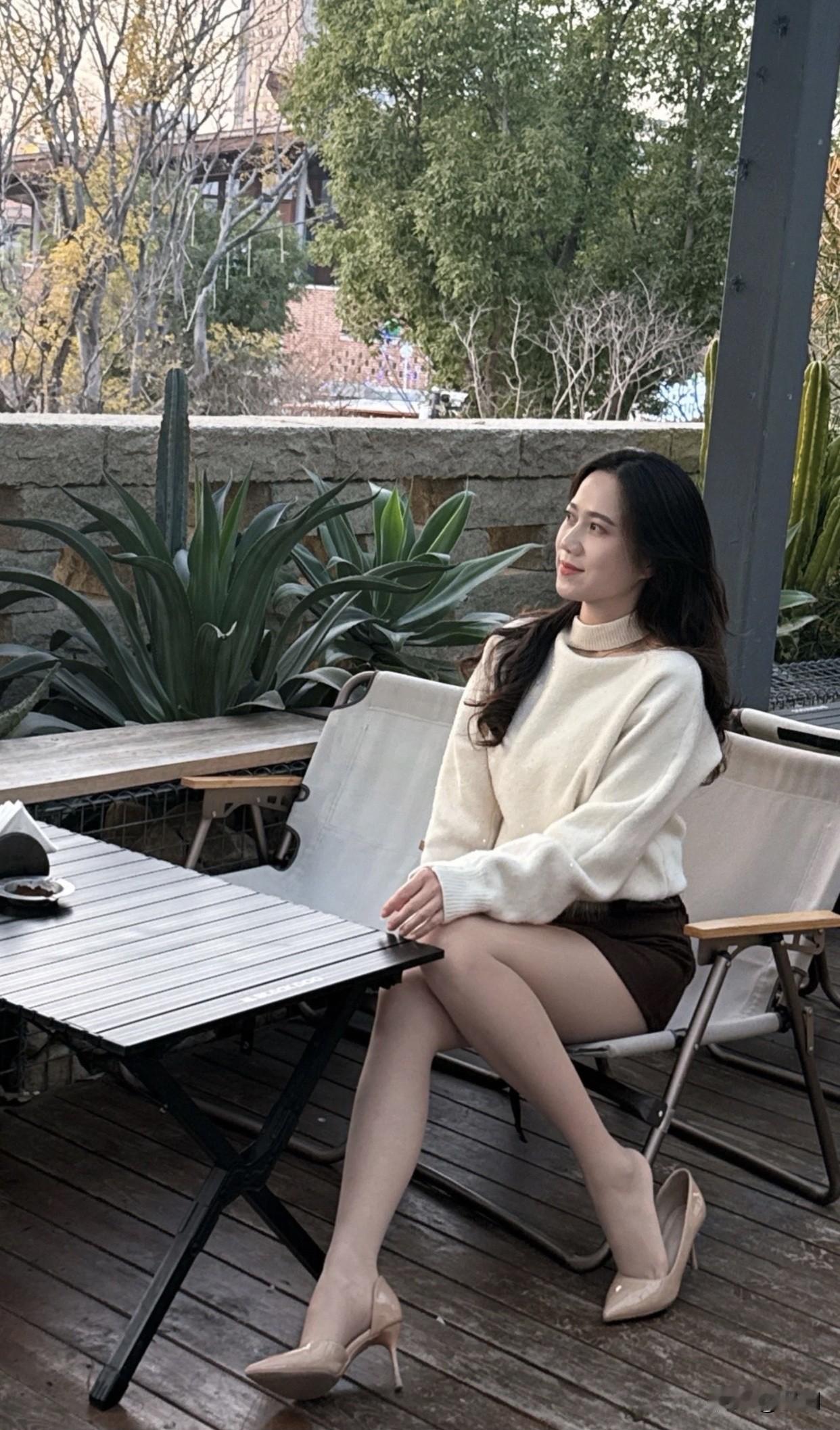 稳重的女人美吗稳重的女人就像一杯陈酿的美酒，越品越香。她们成熟稳重、美丽感人，有