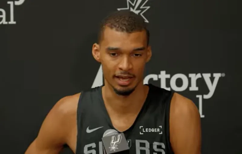 马刺球员维克托-文班亚马在接受采访时，谈到了带领马刺从上赛季西部第13升到本赛季