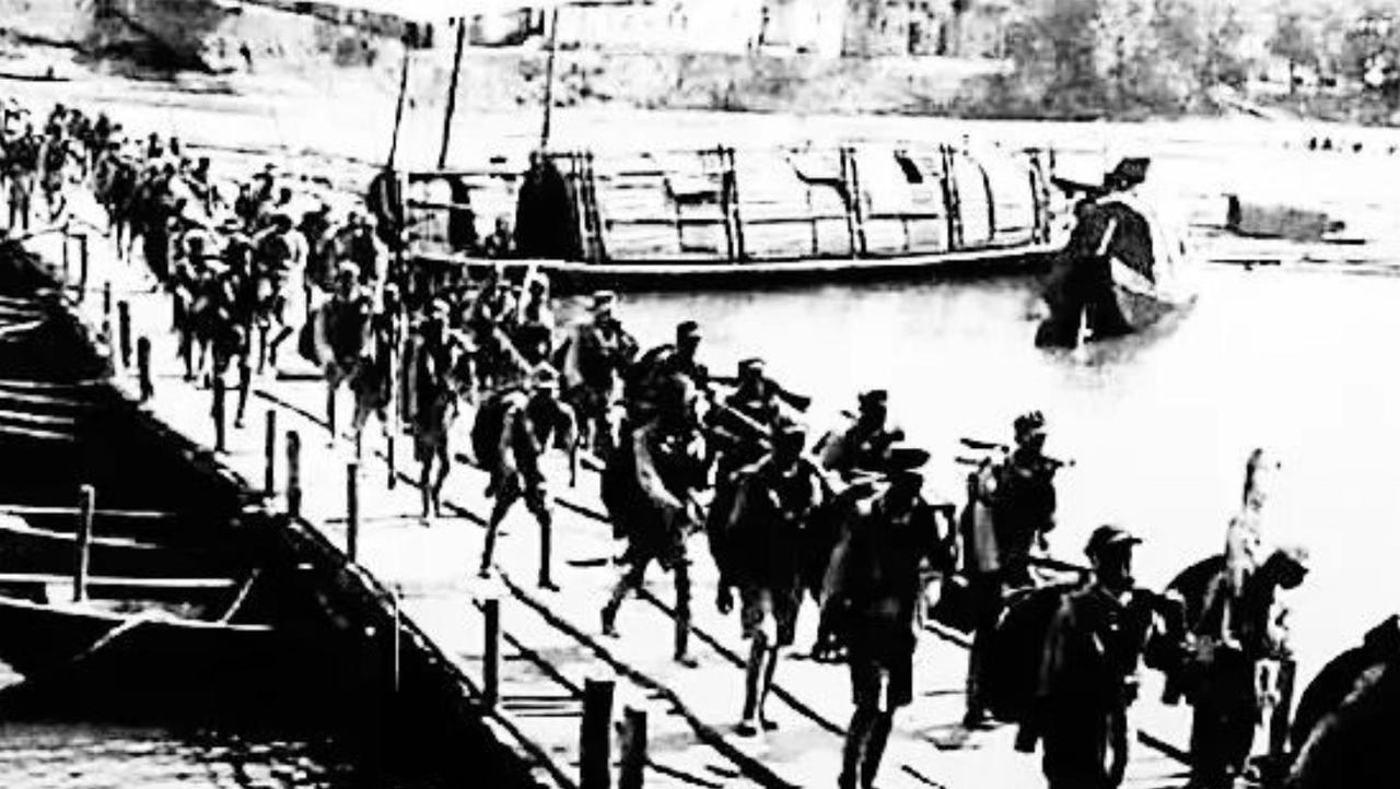 1947年夏，陈谢兵团开辟豫鄂根据地，因为物资短缺，民运干事王保民打着赤脚行军。