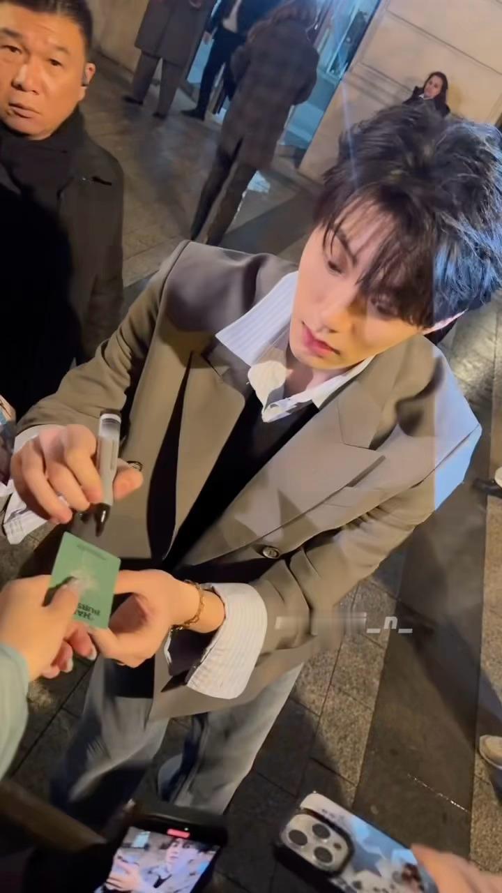 啊啊啊啊意想不到的方式破次元壁，当粉丝求签名错递了夫胜宽小卡，周翊然：惊讶但还是