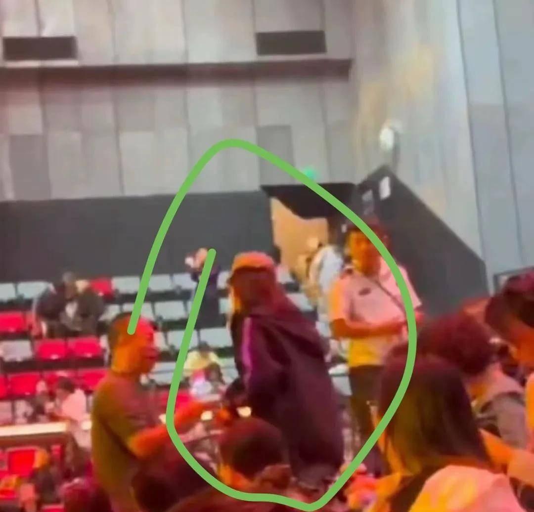就是这个女人，看起来年纪不大，现场对林诗栋大喊：“林诗栋你醒醒，你行不行？”调