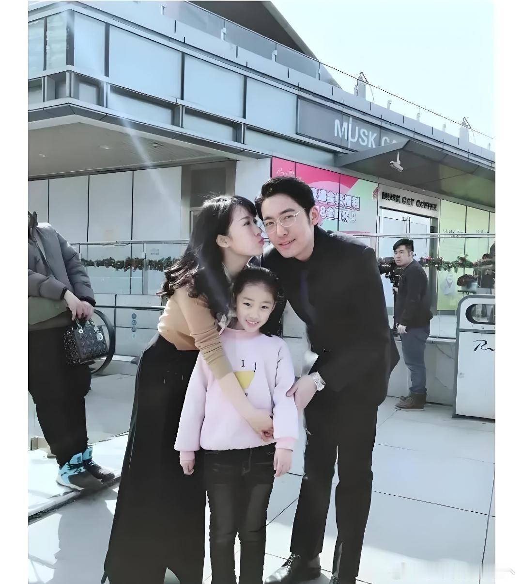 原来女演员李念的老公是林和平呀，他真的很帅，气质也特别好。只是李念现在不太出来拍戏了，感觉还挺可惜的