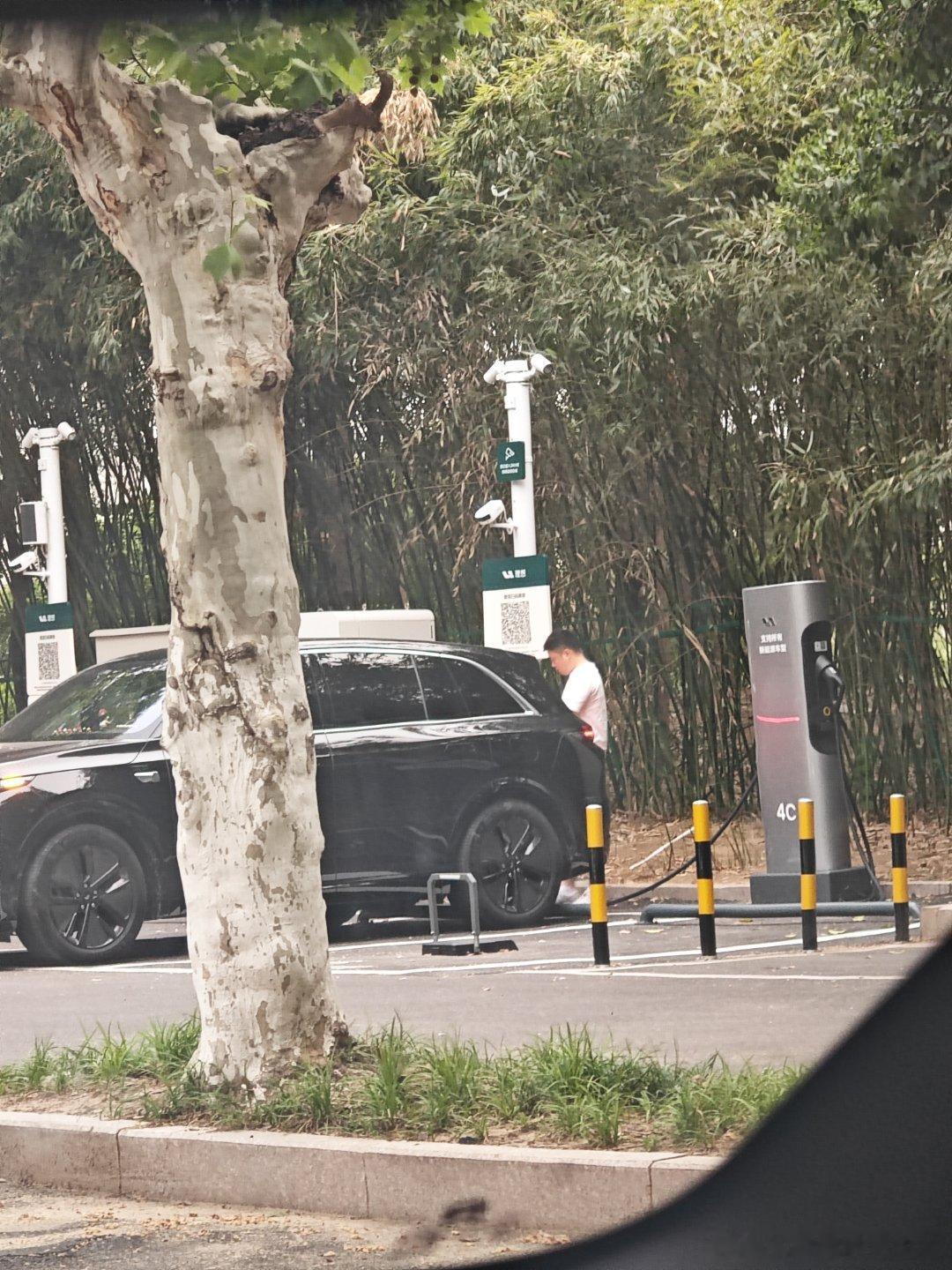 在同一个停车场的场站里偶遇了两种补能方式​​​