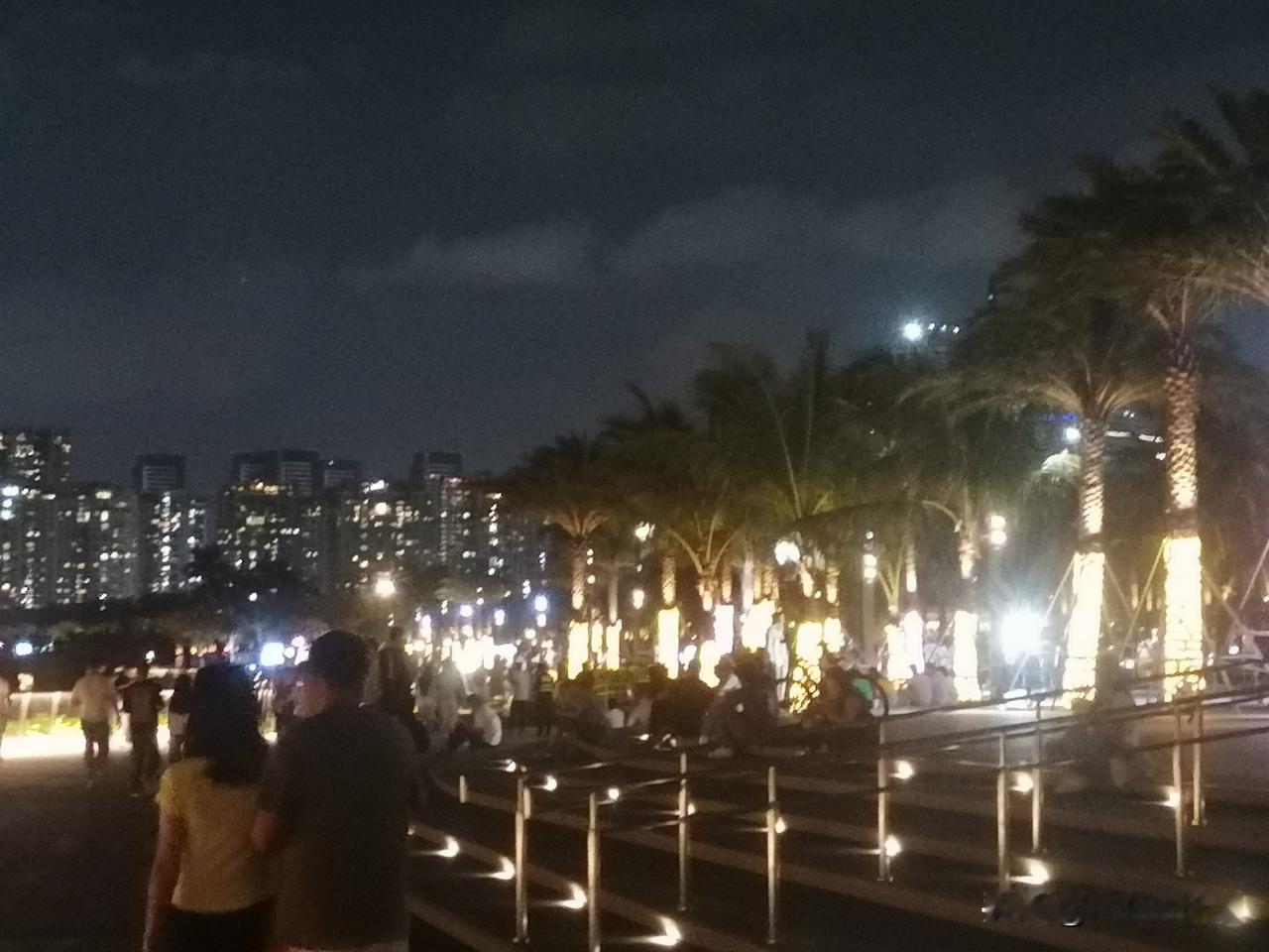 夜景很美，火光四射，行人络绎不绝，挺惬意的！