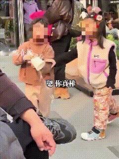 “天生的坏！”浙江绍兴，4岁小女孩第一次鼓起勇气向店员要水，小心翼翼端着水杯向