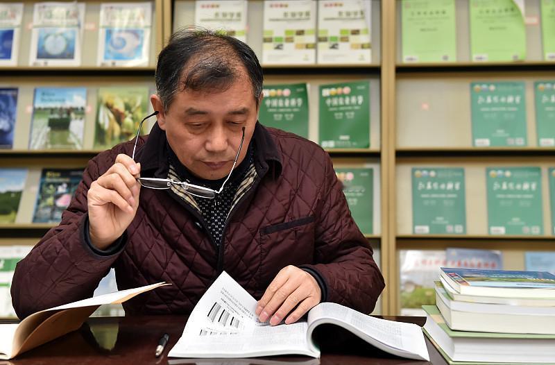 不会上课的教研员，该回学校了跟一位老教师聊天，他说了句大实话：“有些教研员，