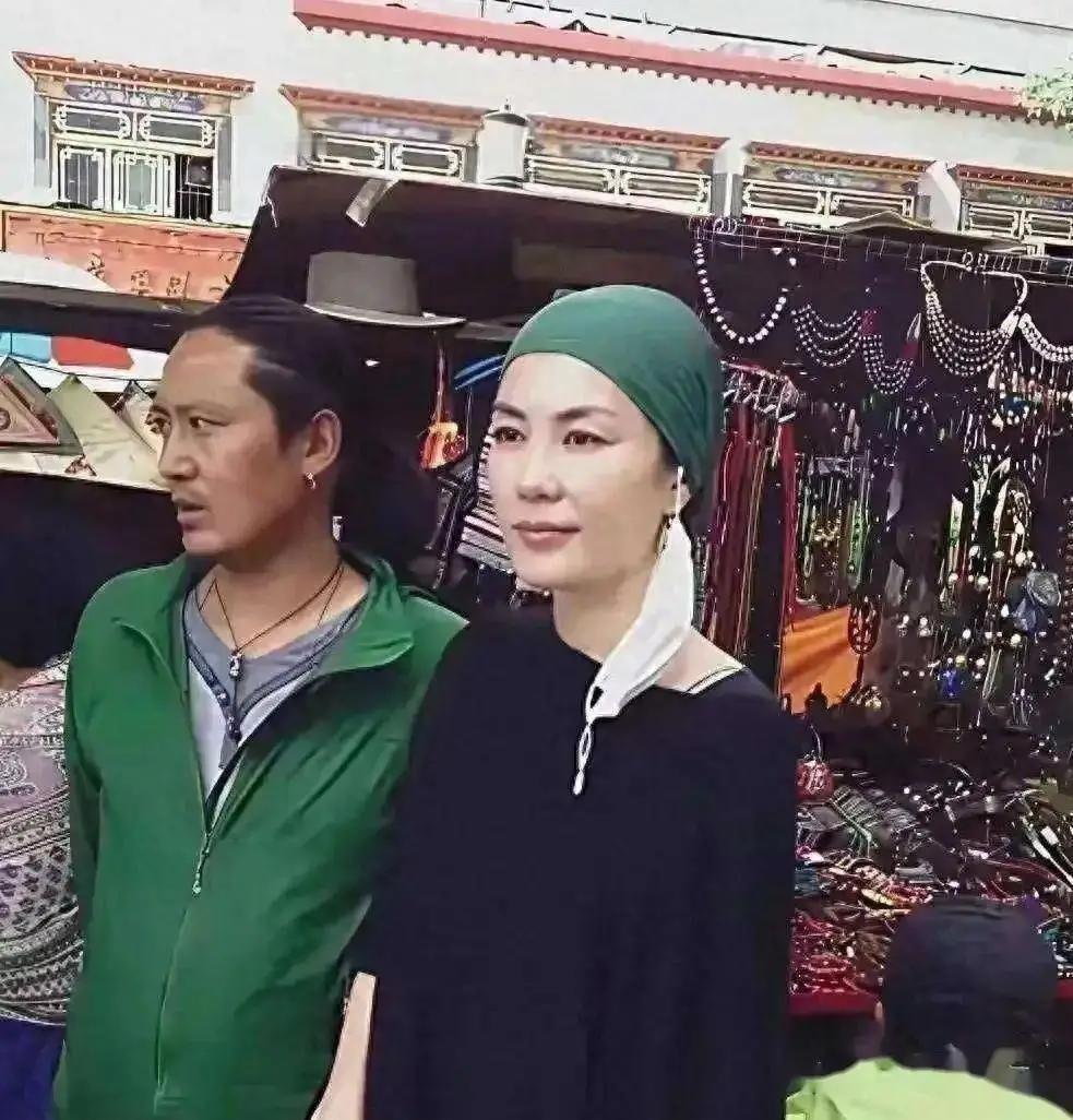 56岁王菲低调现身西藏，整个人状态格外素雅随性。她全程素颜出镜，头上裹着绿色头巾