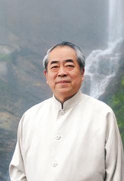 【范曾的事儿，就是一地鸡毛】有朋友说，87岁范曾被37岁娇妻带走，他女儿在网上大