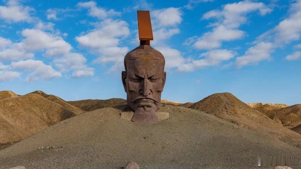 汉武大帝最牛逼的是，公元前89年他晚年发布著名的《轮台罪己诏》。他公开承认：“所