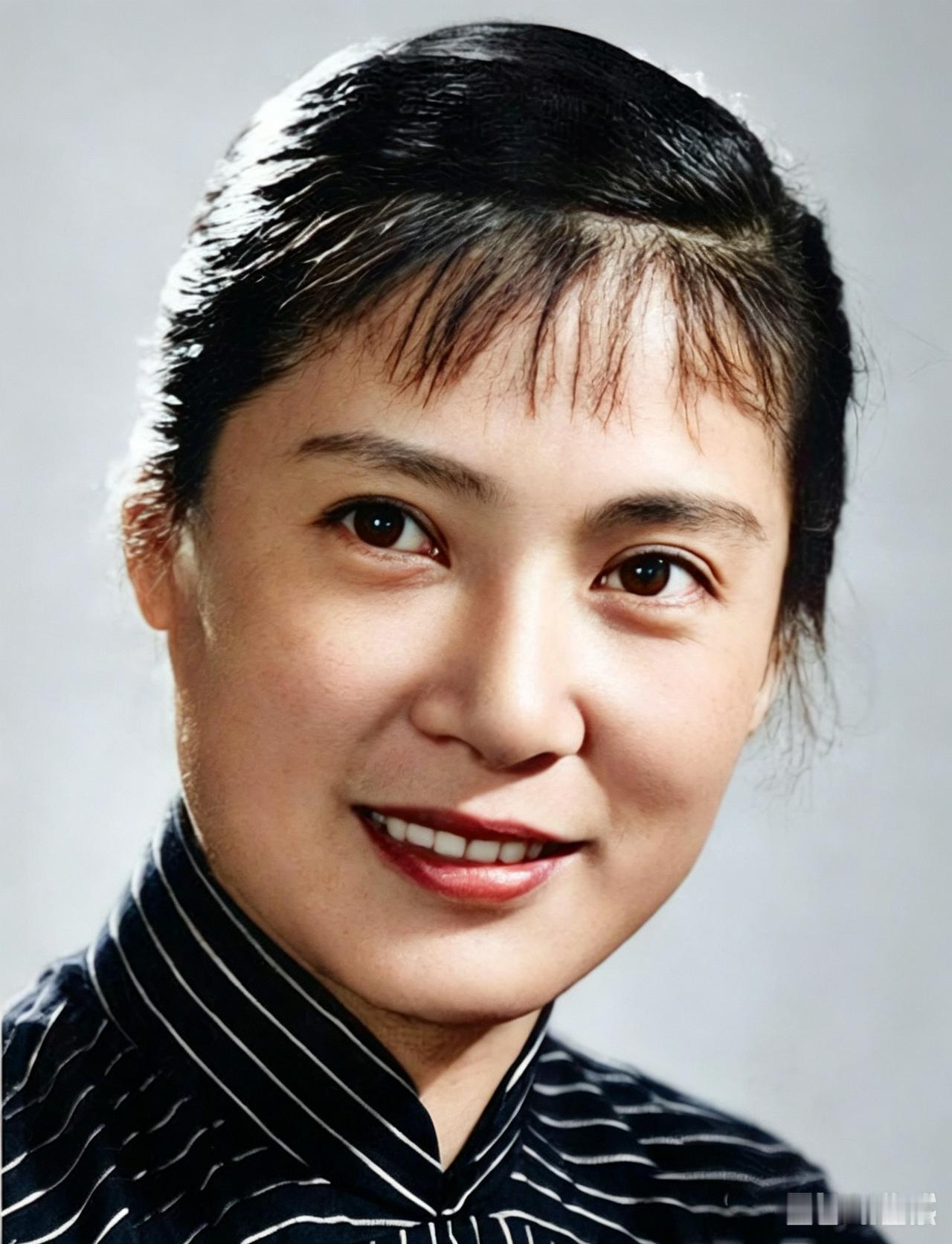 四位大美女分别象征着我国上个世纪影坛不同时代的影后。五六十年代是秦怡，六七十年代