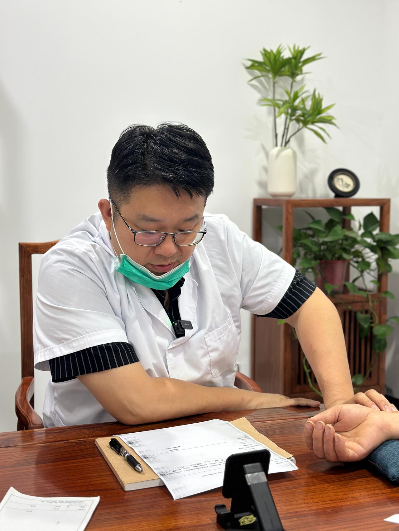 用一味杜仲降服高血压后，才明白医者开的不是方，是仁心行医多年，诊台前最常见被