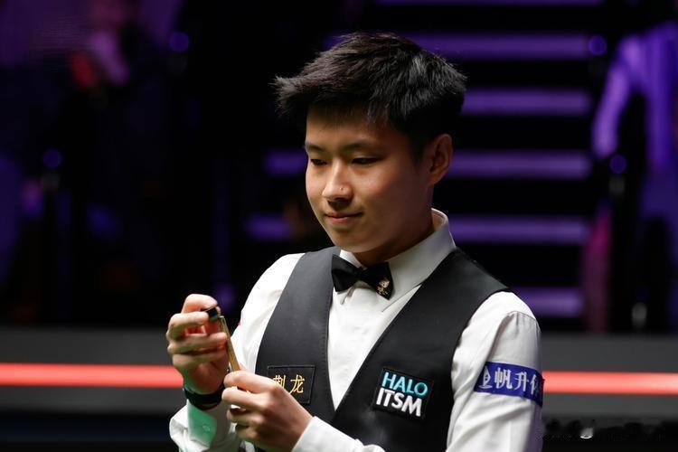 威尔士公开赛刮起中国风暴2026年斯诺克威尔士公开赛激战正酣，世界名将马克塞尔