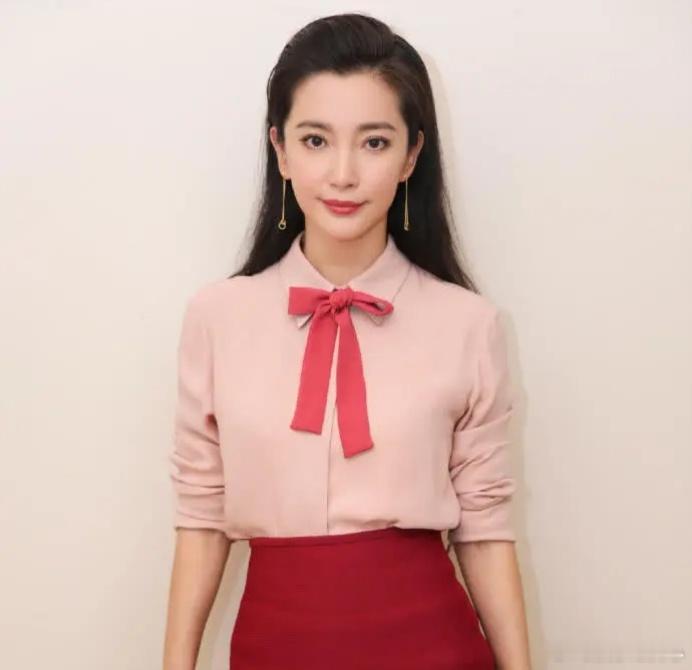 主持人向52岁的李冰冰抛出了那个常见问题：“你为何不结婚生孩子？”李冰冰神