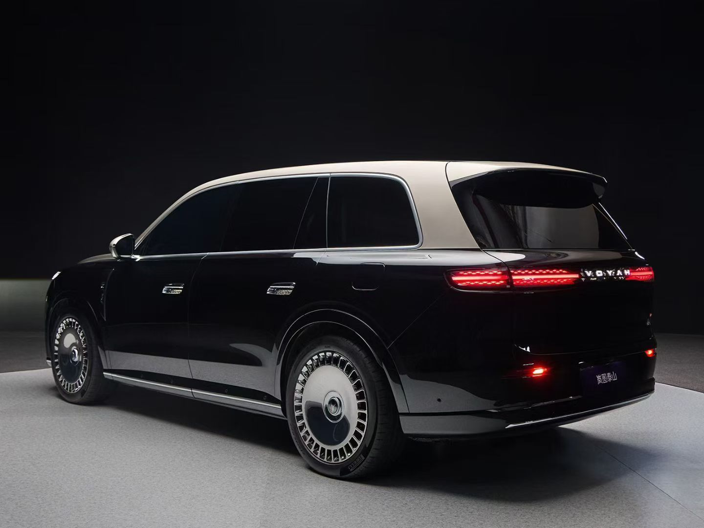 感觉现在每一个品牌都有旗舰，而旗舰的特点都一样，双拼色➕大饼轮毂……​​​