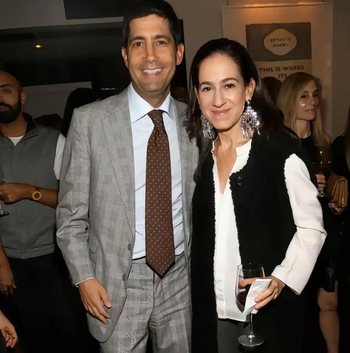 据Punchbowl记者消息，白宫官员现已确认，沃什将接替美联储理事米兰的席位。