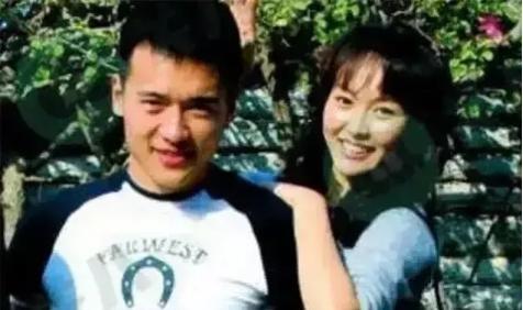 2010年，身价5000万的唐嫣和高云翔同居三年，高云翔再次求婚：“糖糖，这是我