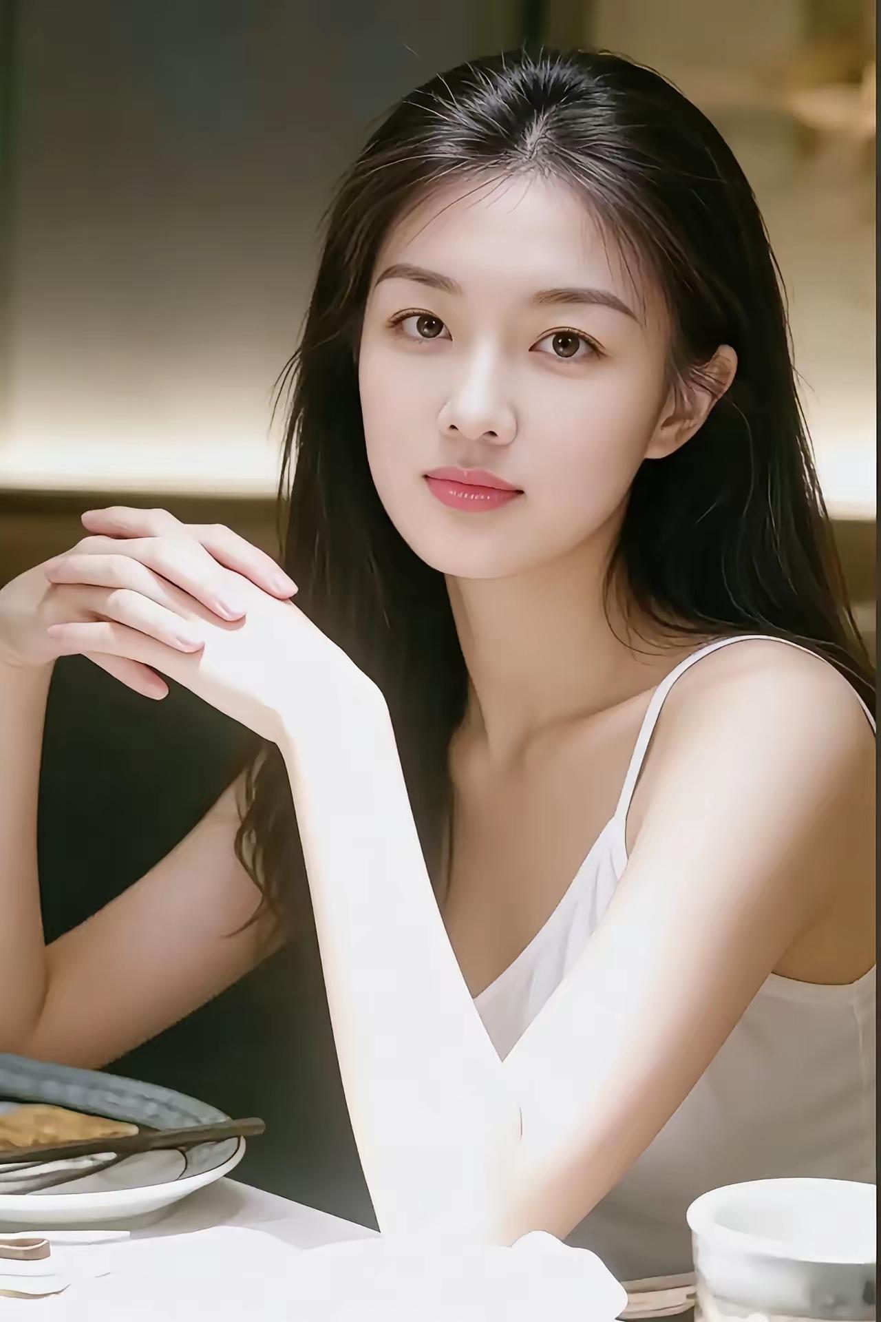 优雅用餐时光，美食与美人相伴🍎💖🌹🍀