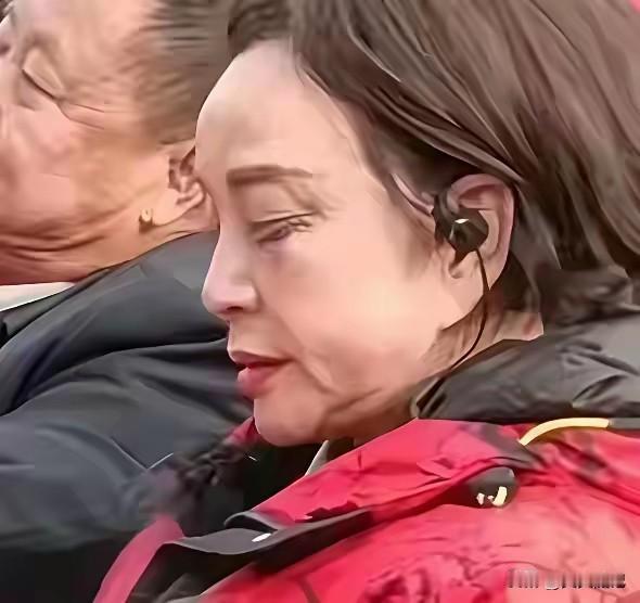 70岁刘晓庆真实状态曝光，摘掉美颜滤镜后，网友直呼：这才是该有的样子刘晓庆最