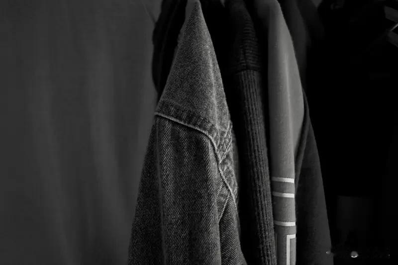 周末大扫除，我扔掉了三样东西，心情忽然亮了周六早晨，阳光从窗帘缝里挤进来，照