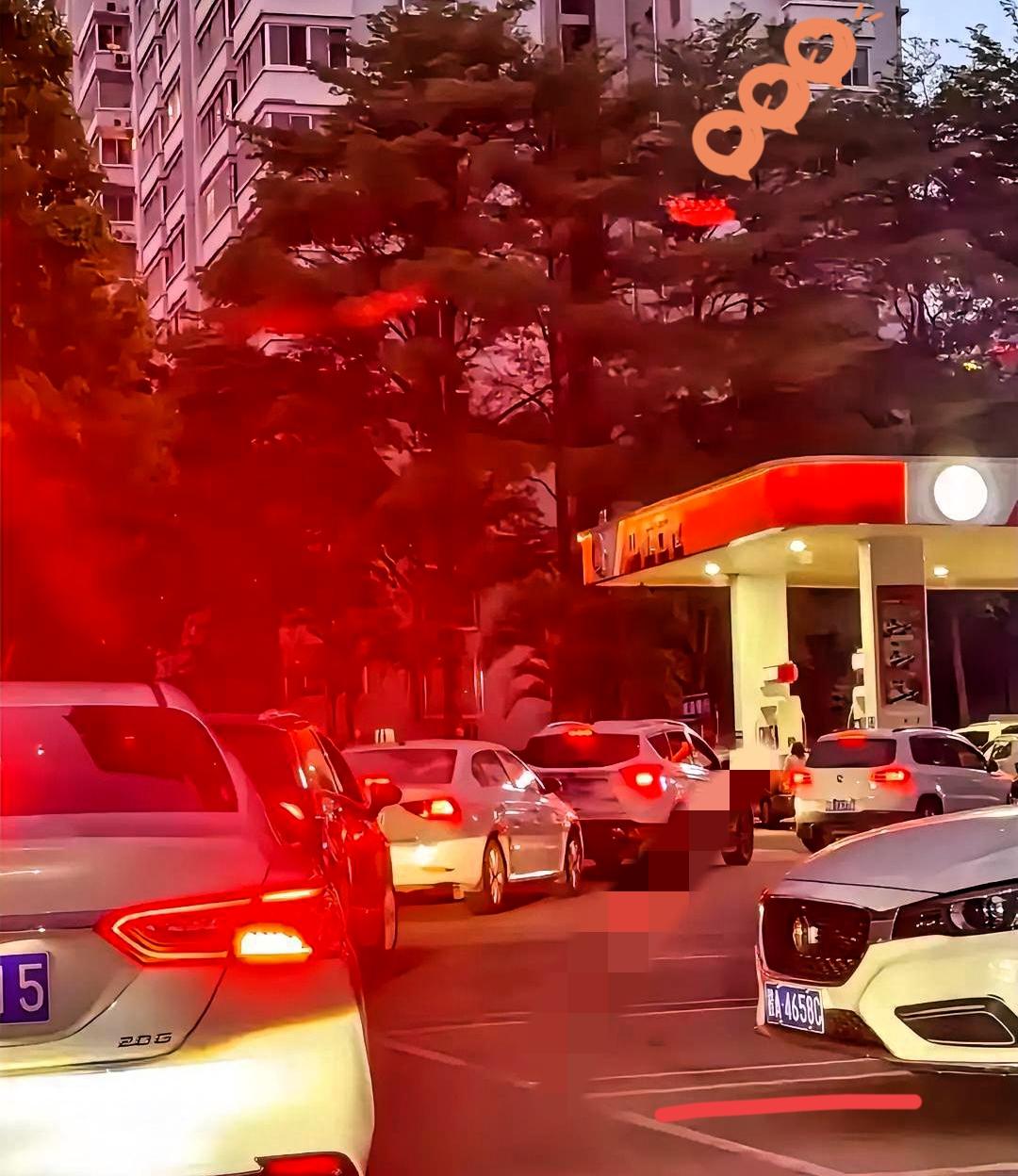 有没有发现，最近晚上各大加油站依旧排着长队，很多人误以为是油价下跌，其实根本不是