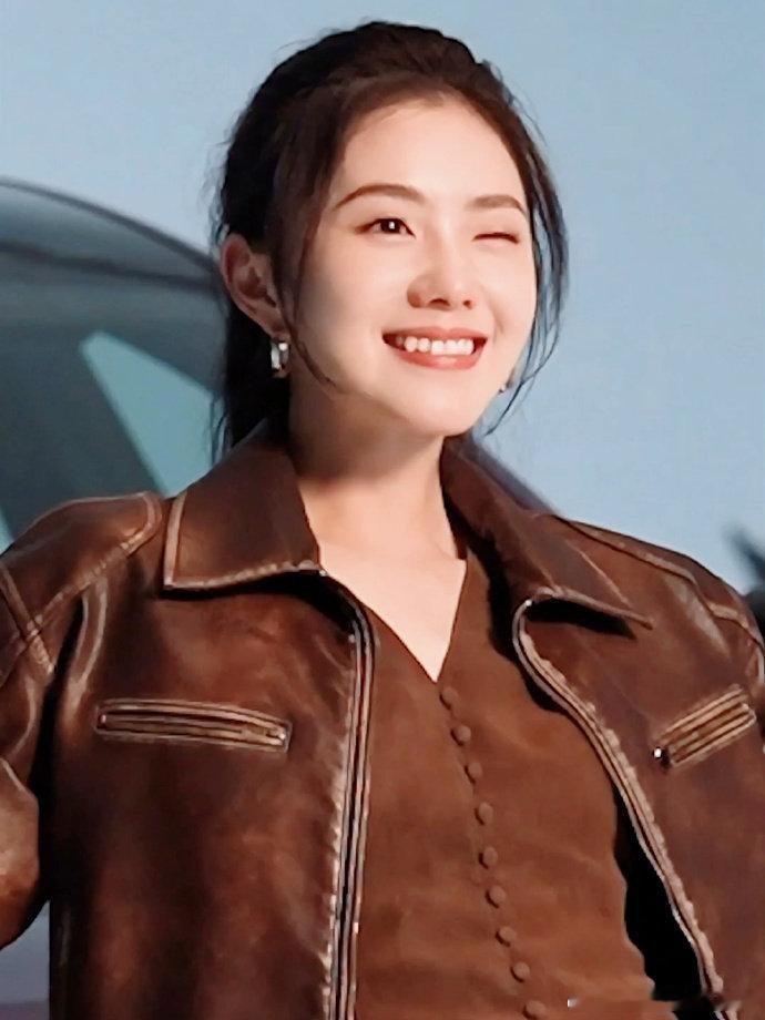 刘浩存美拉德look刘浩存鲜花在绽放快乐在招手刘浩存美拉德look，鲜花在绽放，