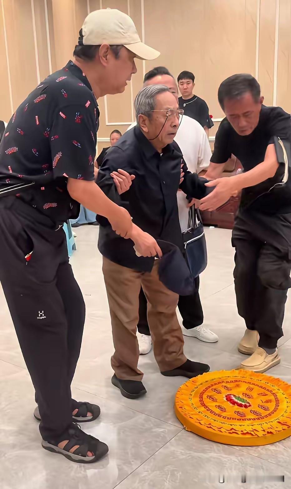 郭德纲亲师大爷李伯祥出席田立禾葬礼，未参加同是宝字辈杨少华葬礼，并非厚此薄彼，交