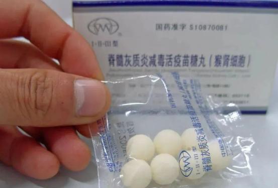 1959年，他趁着妻子出差，偷偷把一管液体灌入刚满一岁的儿子嘴里。看着儿子天真的