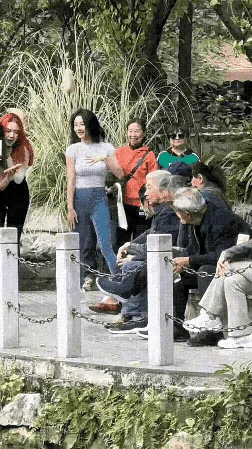美女施展舞姿，自我陶醉，可是观众就有点不给力了，大家心不在焉，好像也没人看，哈哈