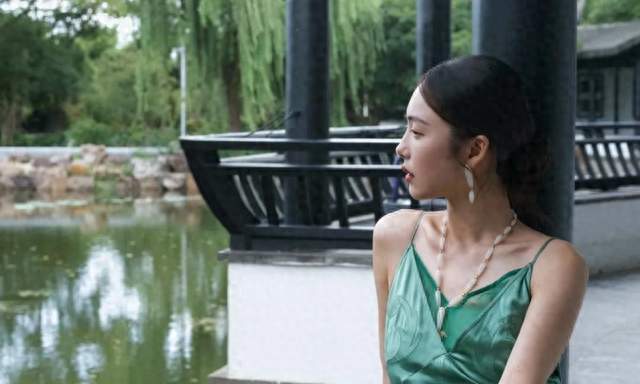 蔡文静这组《时尚芭莎》中国美人写真, 静得像一幅会呼吸的宋画
