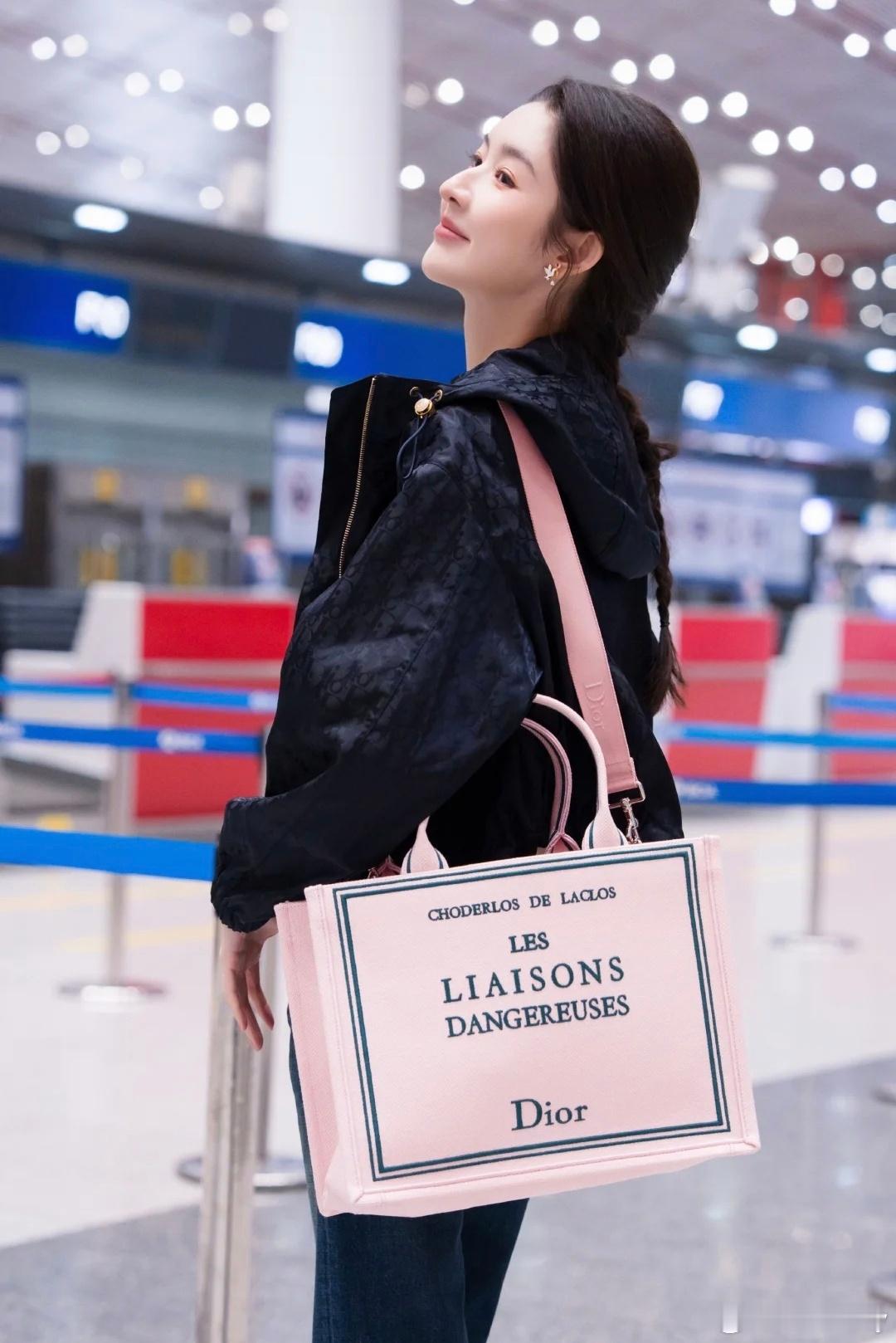 王玉雯我先去法国排队了！出发造型太美啦王姐穿着一身DIOR造型出发巴黎时装周啦！