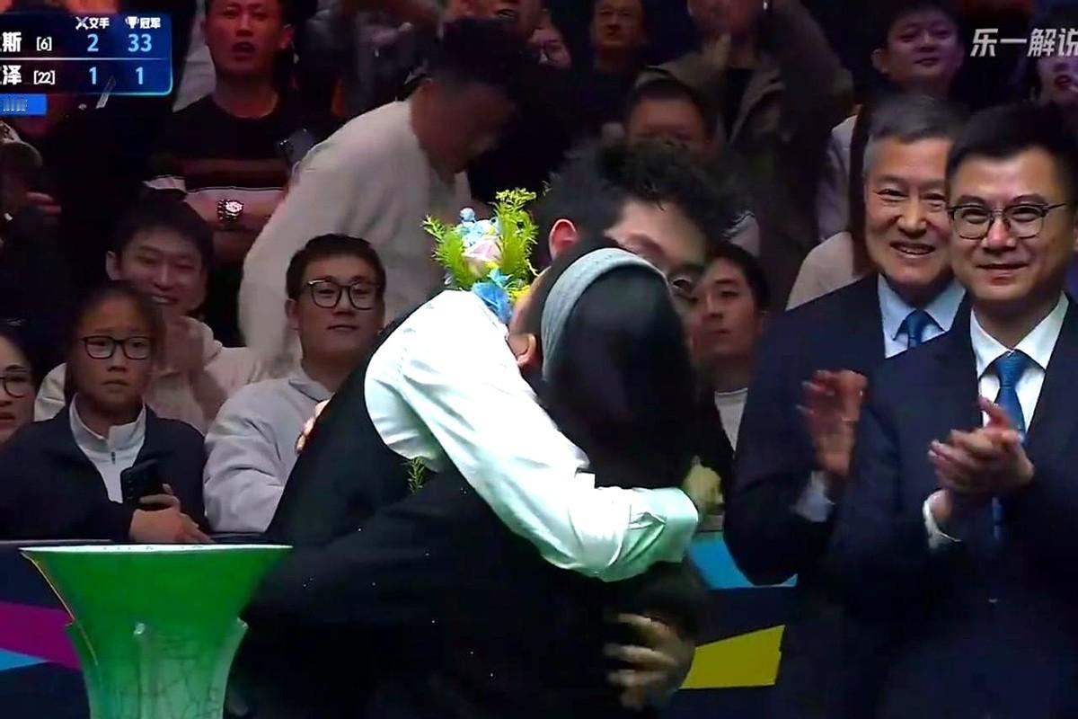 只贪自己年近不惑。吴宜泽夺冠了，儿子的冠军，亦是父母的冠军。我看到吴父泪