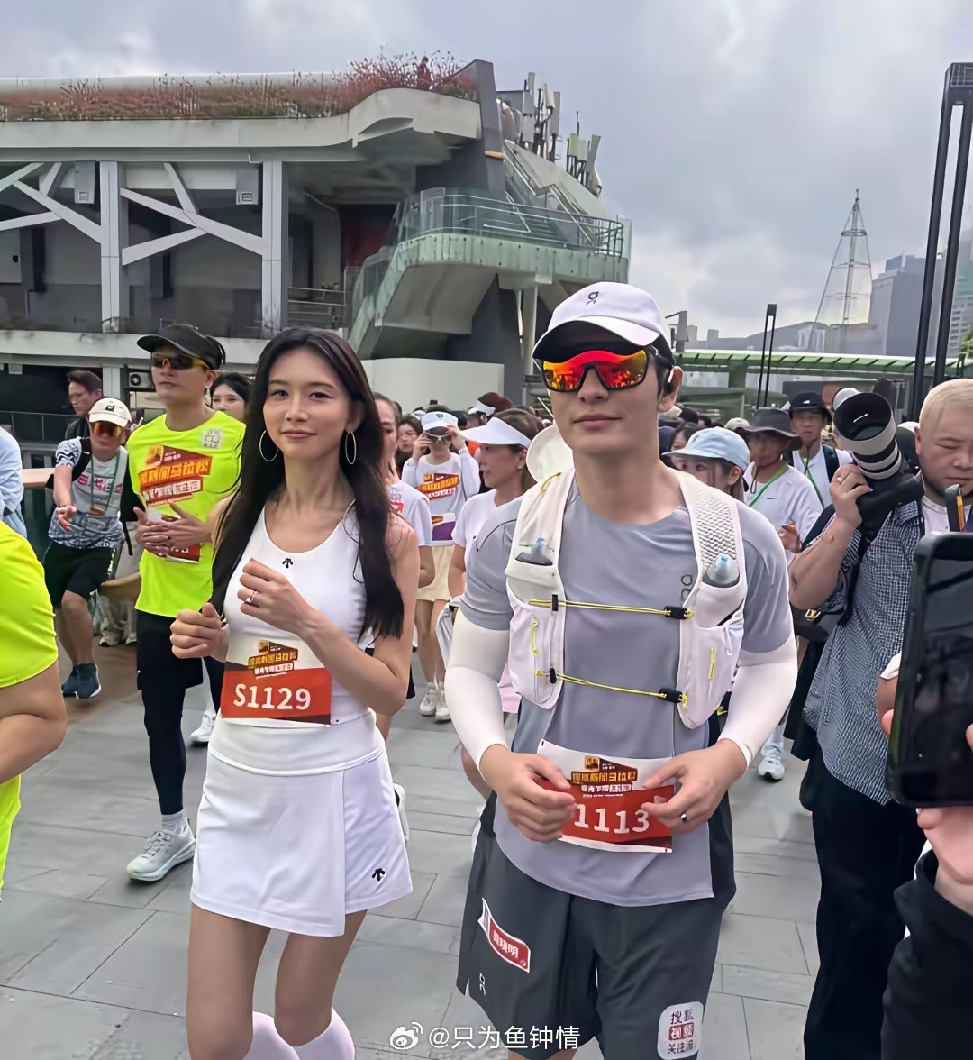 41岁林志玲和黄晓明同框，黄晓明一身肌肉一看就是经常健身，林志玲状态也很好，根本