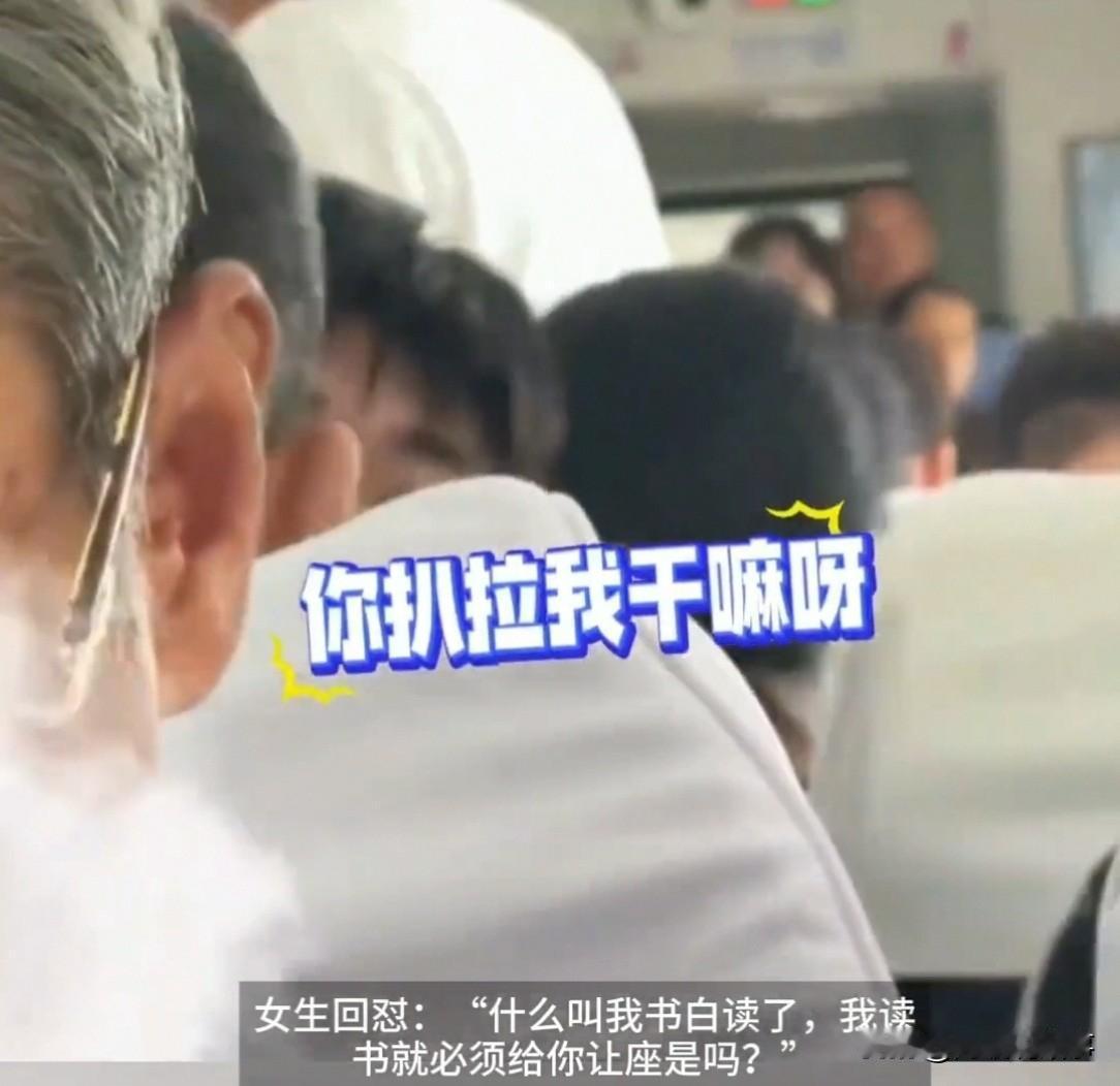 列车上，一位母亲卑微地问女生：能换下座吗，我好照看小孩？女生拒绝了，还有点不好意