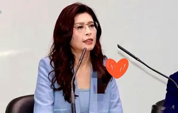 她本以为下了飞机该是铺着红地毯的场面，没想到迎来的是海关长长的队伍。出发前