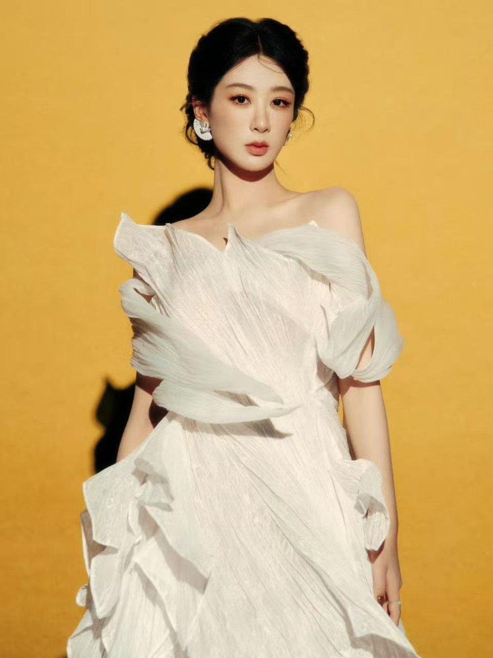 杨紫白色花瓣高定杨紫白色轻纱高定杨紫白色轻纱高定，好美，