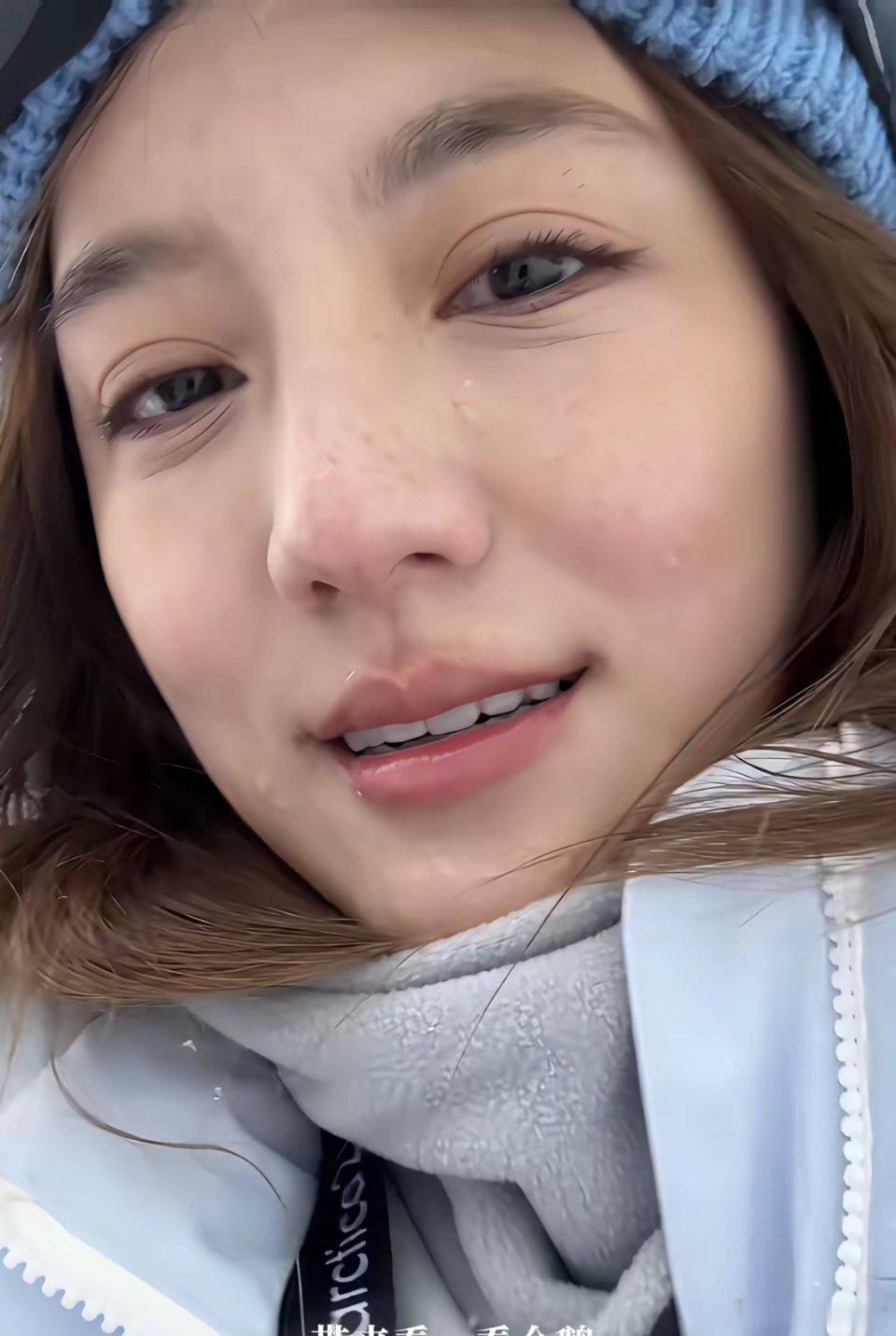 吴千语和老公施伯雄去南极旅行，两口子穿了4层保暖衣，地面都是白雪，海上飘着冰块，