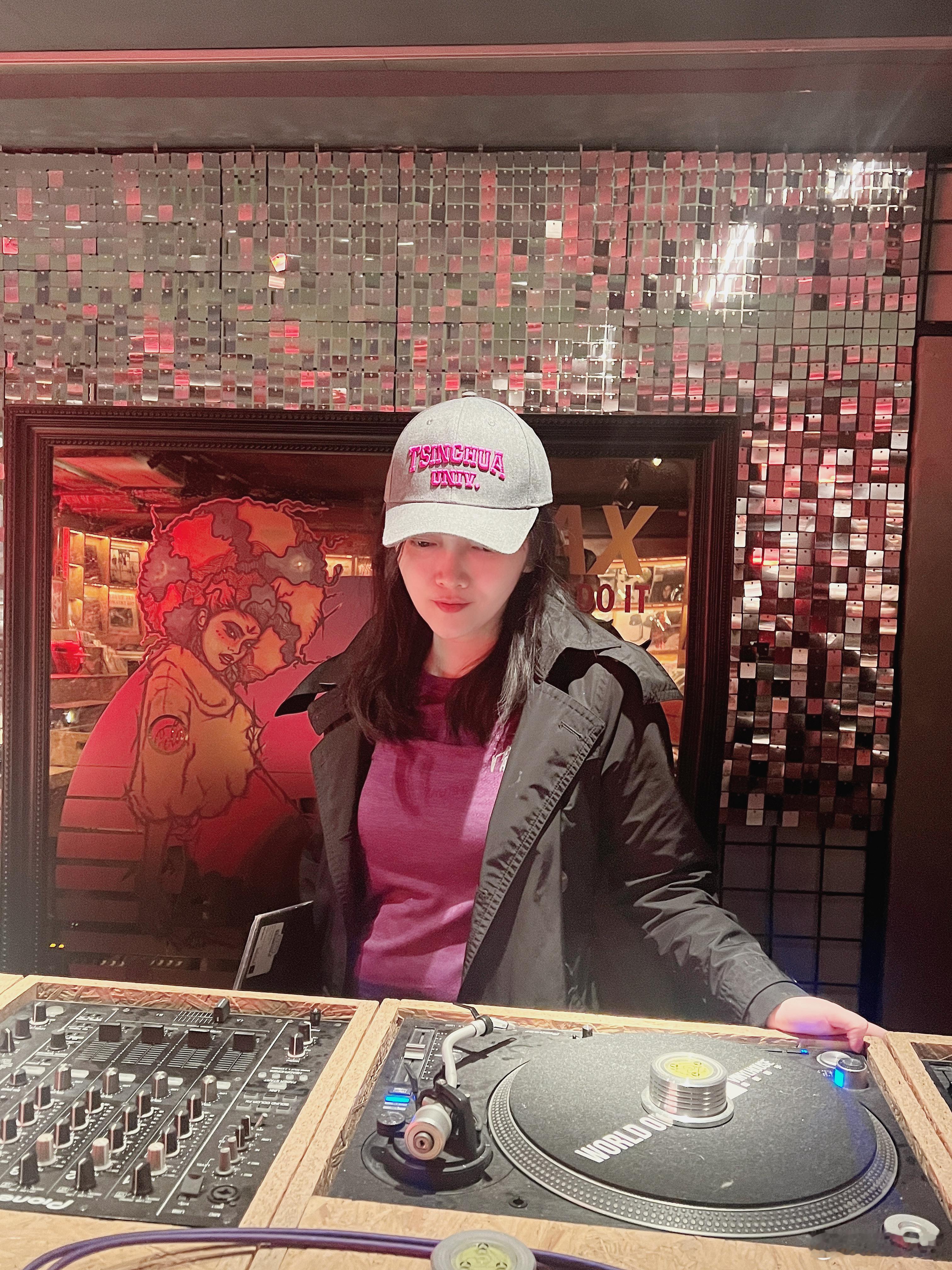 似乎住进了黑胶音乐的世界，这次深圳出差没有住酒店，而是一家很有特色的民宿，在这家