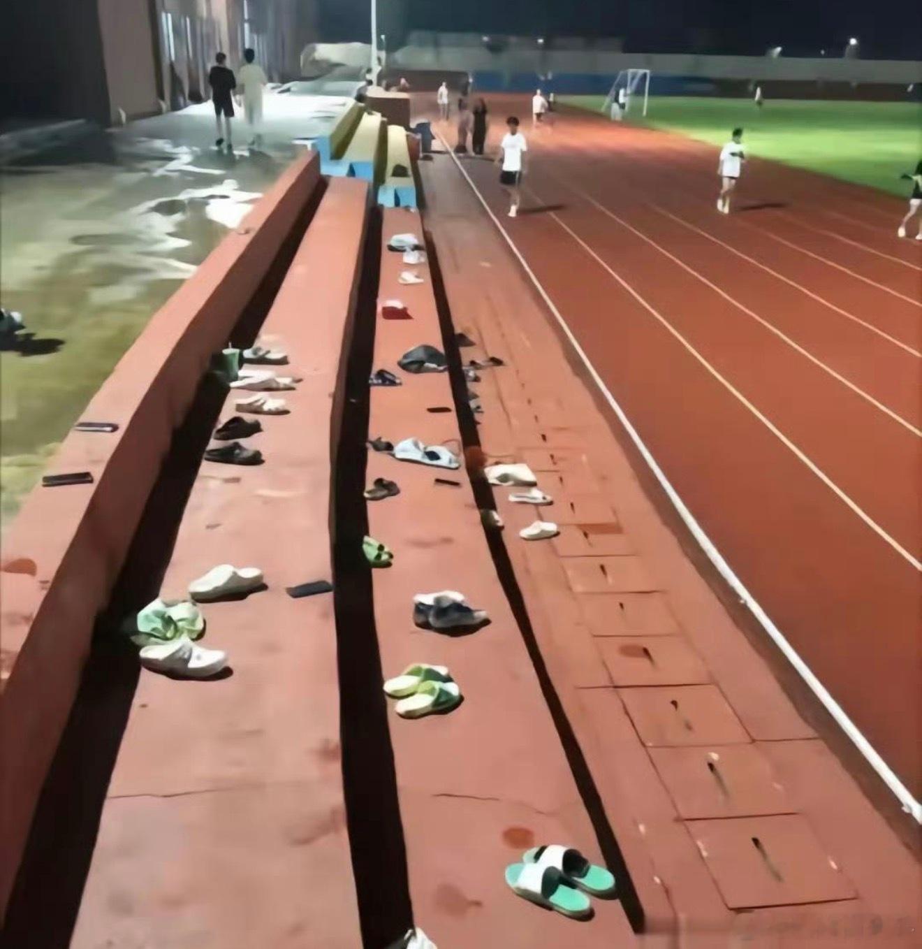 现在大学生心好大呀，这手机随便扔这里