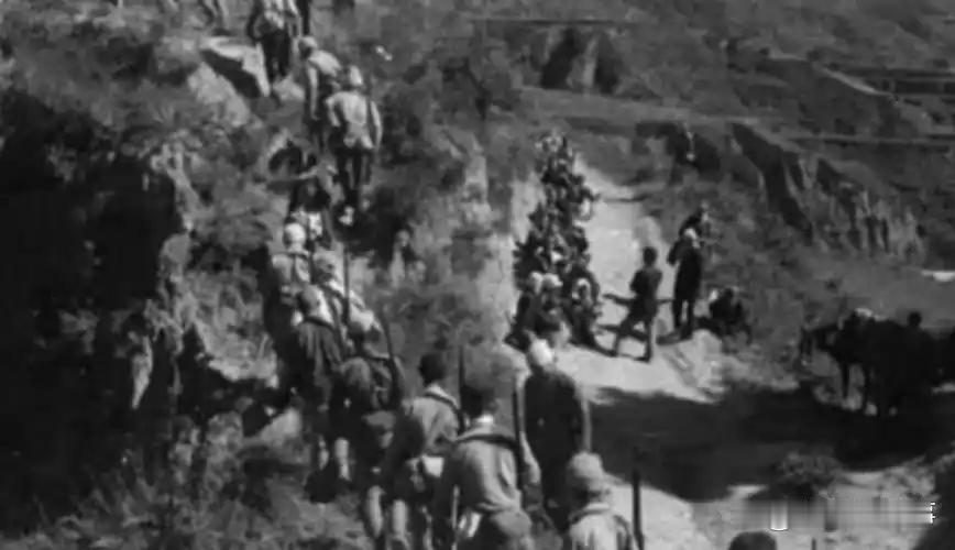 1945年，八路军在公路上伏击日军，排长见日军人数太多，就下令撤退，谁知一个小战