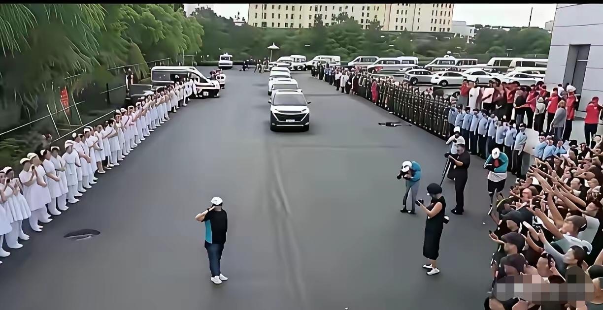 我就不明白，韩红做慈善做的大张旗鼓的，生怕别人不知道似的。那阵仗就像去检阅三军仪