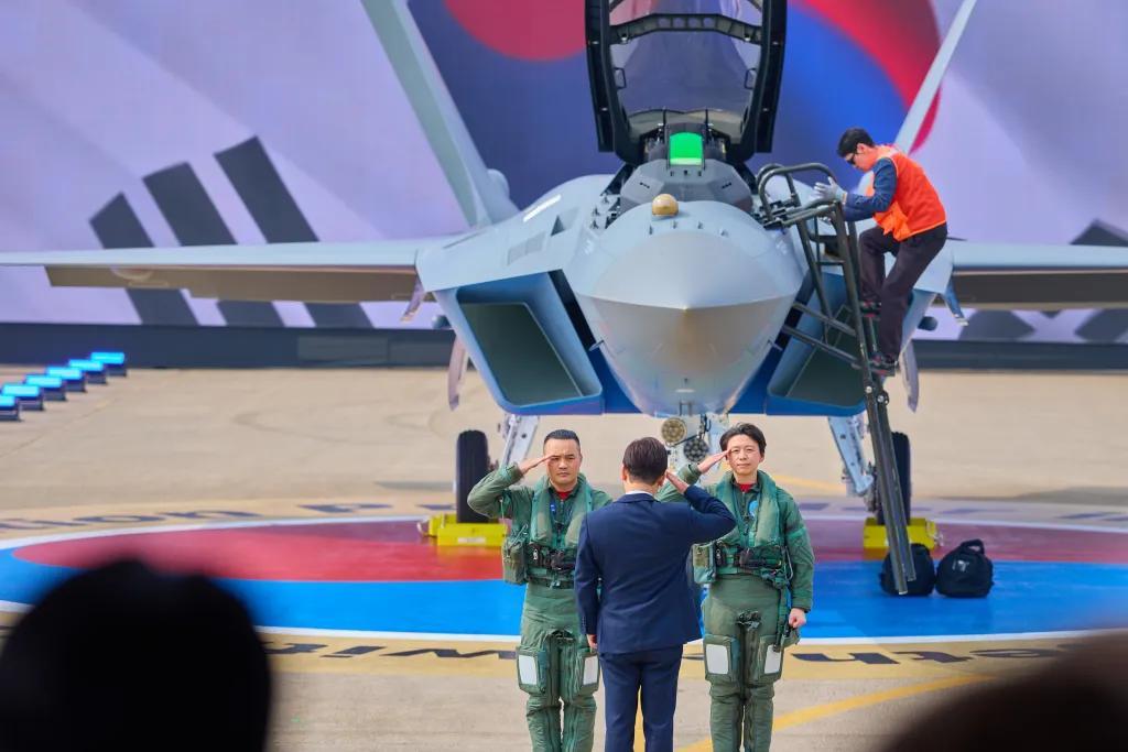 韩国方面声称可以拳打歼-20、脚踢歼-35、“亚洲第一”的韩国KF-21战斗机研