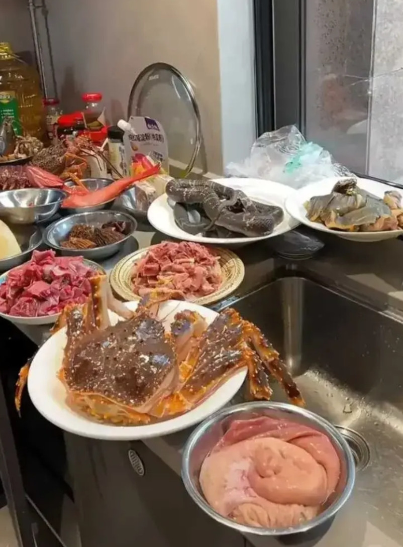 这顿饭我就不吃了！告辞！