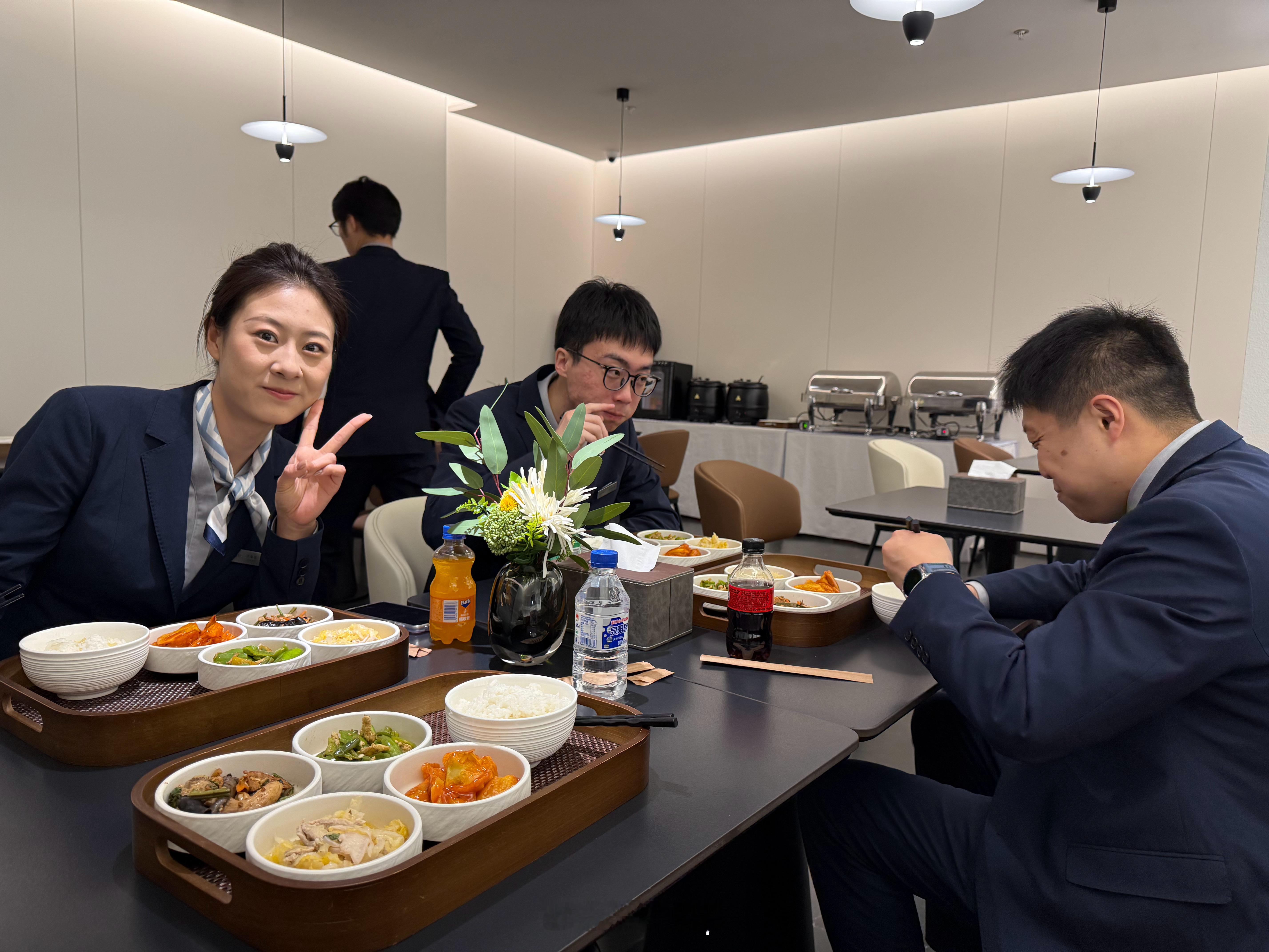 我也是吃上鸿蒙大饭店的饭了,还有漂亮销售小姐姐陪吃服务呢,东北电吹果然尊贵[d