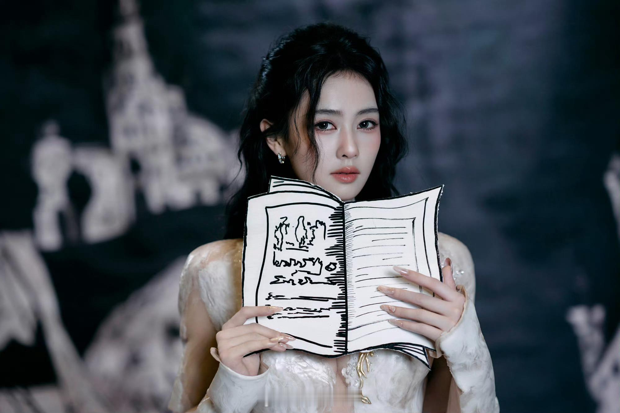 白鹿古堡女爵，当镜头切换至幽暗复古的古堡场景，白鹿化身暗夜女爵惊艳登场。鎏金光
